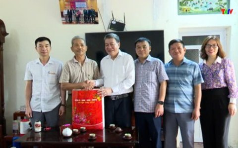 Đồng chí Bí thư Huyện uỷ Thọ Xuân Lê Đình Hải thăm, tặng quà gia đình người có công nhân kỷ niệm 50 năm Ngày Giải phóng miền Nam, thống nhất đất nước